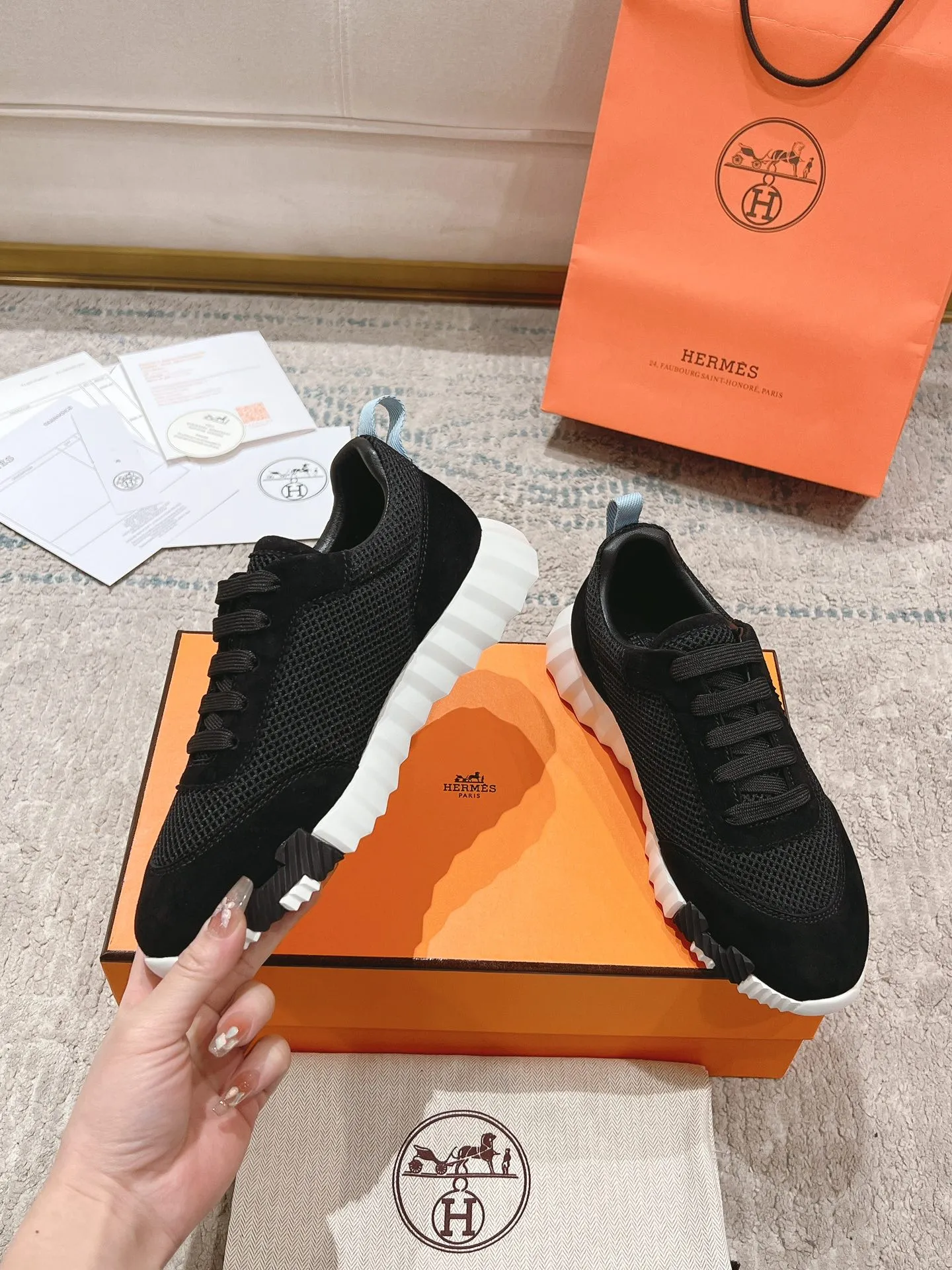 👟👟Ex-factory price 640👟👟 ‼ ️Top version 2024ss Hermès/Hermès new arrival in early autumn, casual shoes for couples👟Color-blocking design MM style, advanced fashion, simple and advanced, casual matching, very light and comfortable on the feet 🔘Upper: suede/cowhide 🔘Inner: sheepskin 🔘Outsole: original PU foam molding outsole 🔘Number of sizes: Women’s size 35-42 (40.41.42, custom made, non-refundable) Men’s size 39-46 (45.46, custom made, non-refundable) 🎁Original exquisite packaging
